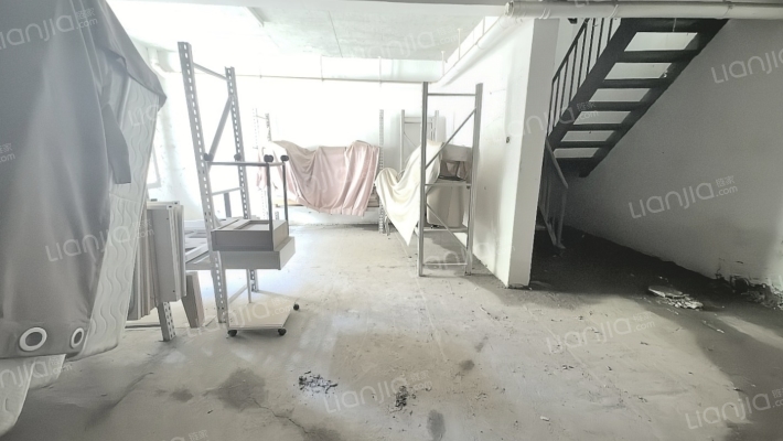 此房产证满二，大花园，带车库，诚意出售。-客厅C