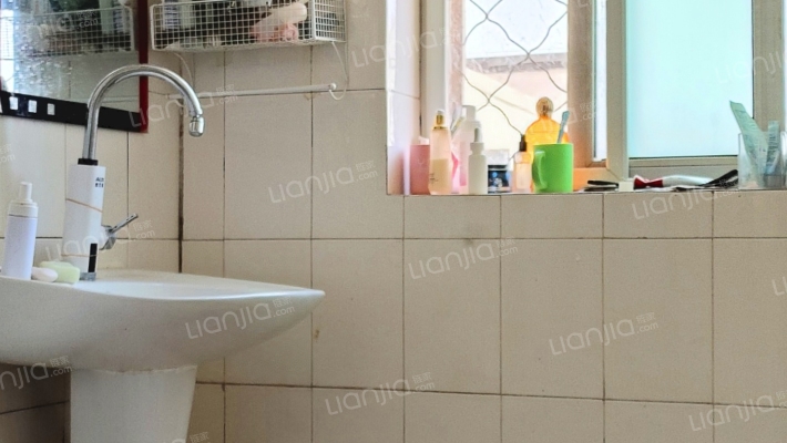 此房满五年， 税低 南北通透三室二厅，板楼公摊面积小-卫生间B