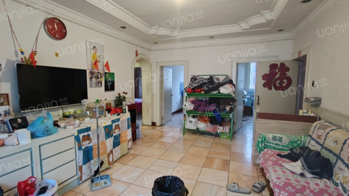 开发区，双语，低楼层，集中供暖三居-客厅