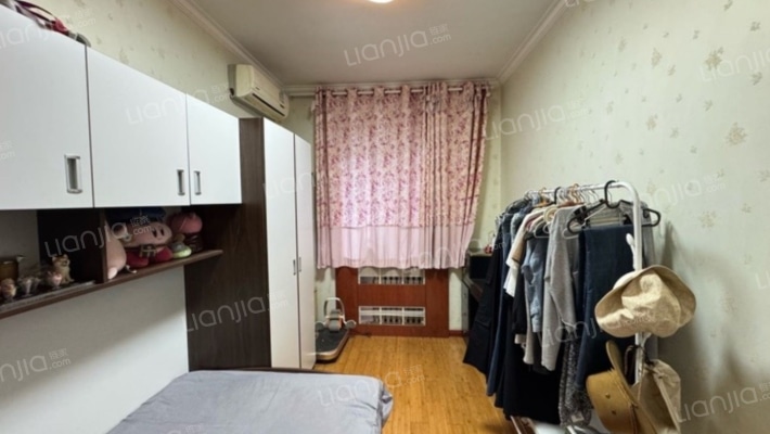 双塔板楼低楼层，南北三居，满五-卧室B