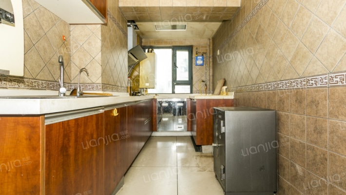 福门水晶悦城，复式，一层137平-厨房