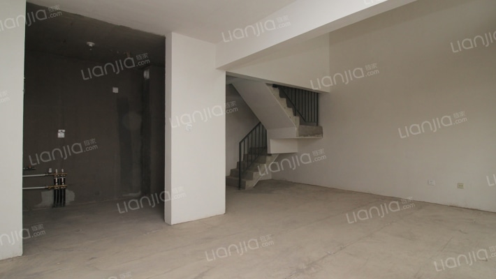 跃层有露天阳台，采光充足，视野宽阔，交通便利。-客厅