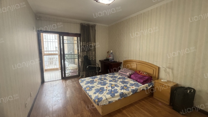 业主急售 房子精装修，挨着德信公园 公摊面积小-卧室A