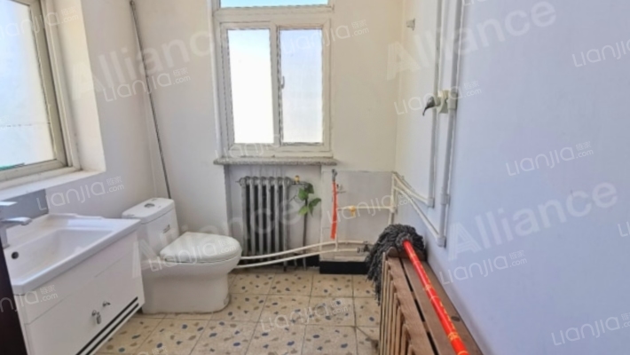 三层别墅本满五 税费低 南北通透格局 通风采光很好-卫生间B