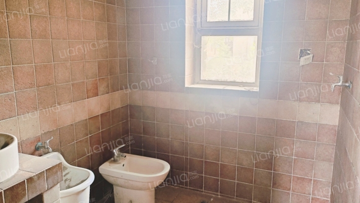 房本满五年 独栋别墅带有院子适合多人口家庭-卫生间A