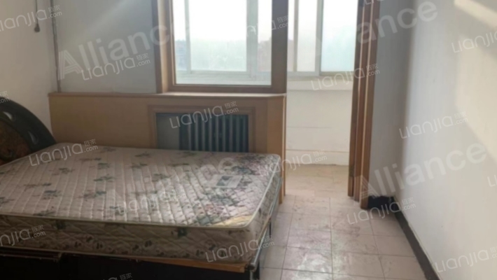 东西通透两居室，户型方正，简单装修-卧室A