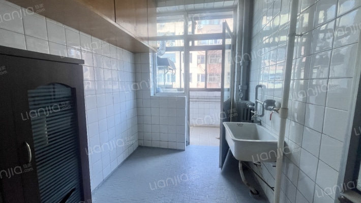 采光好，配套齐全，购物方便，交通便利。-厨房