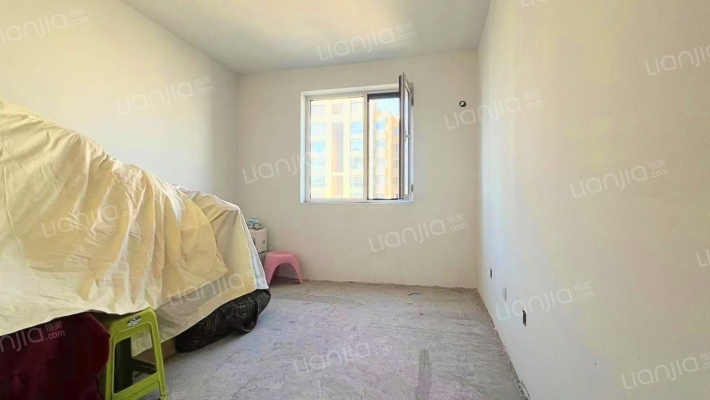 开发区 钻石广场  南北通透两居室  中上楼层-卧室B