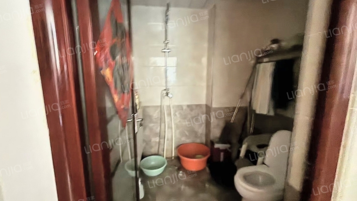 钻石商圈  南北通透大三居  稀有户型  出行购物方便-卫生间A