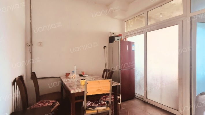 南北通透，采光好，带小院，满五唯一税费低-餐厅