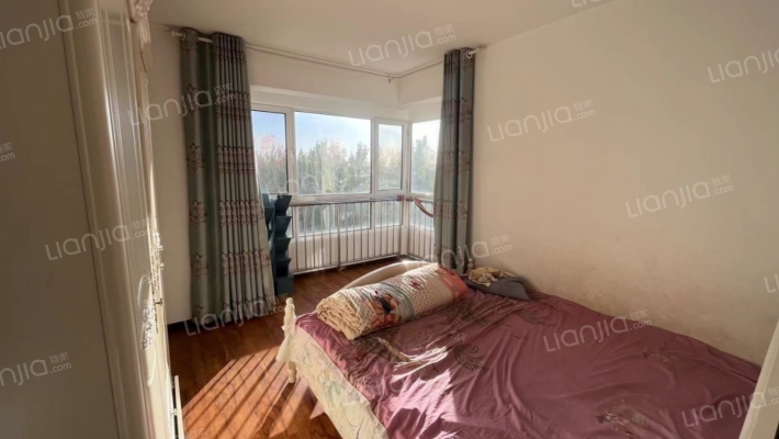 此房是南北通透四居室，中间层，采光视野好，房本满二-卧室A