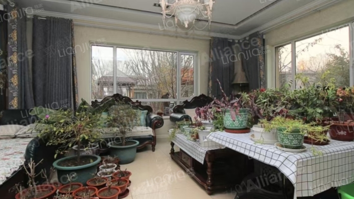 此房带装修，带660平米大院子，交通便利，小区环境好-客厅