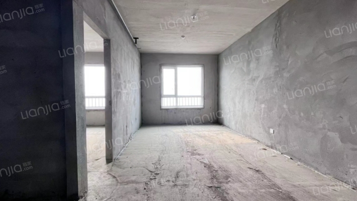 此房南向两居，好楼层，采光充足-客厅