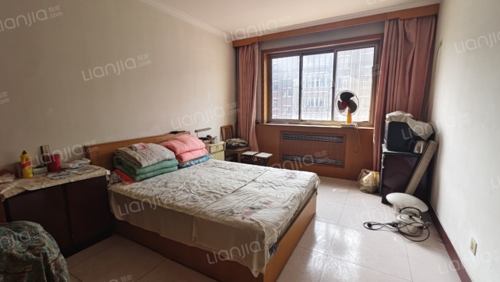 东兴小区，满五唯一，中间楼层，采光好视野好，简装。-卧室A