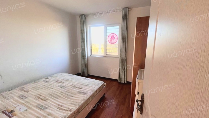 此房是南北通透四居室，中间层，采光视野好，房本满二-卧室B