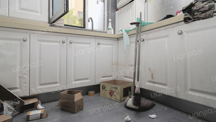 南北通透三居带下跃，社区中间楼栋，房本满2，诚意售-厨房