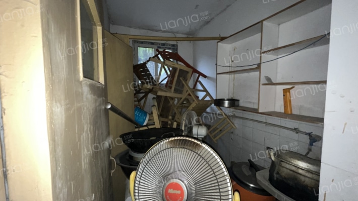 房子满五不唯一，独门独院，二层小楼，可以过户-厨房