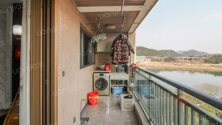 北滨江的正江景大套三，高品质装修，欢迎实地看房-阳台