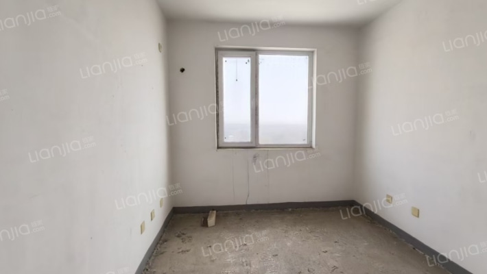 急售南北向大三居，双卫毛坯，价格美丽-卧室B