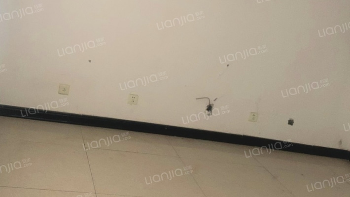 此房西向，房本满五，电梯房，中间楼层，采光好-客厅