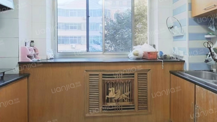 此房为南北通透户型，中间楼层，户型方正，公摊小。-厨房