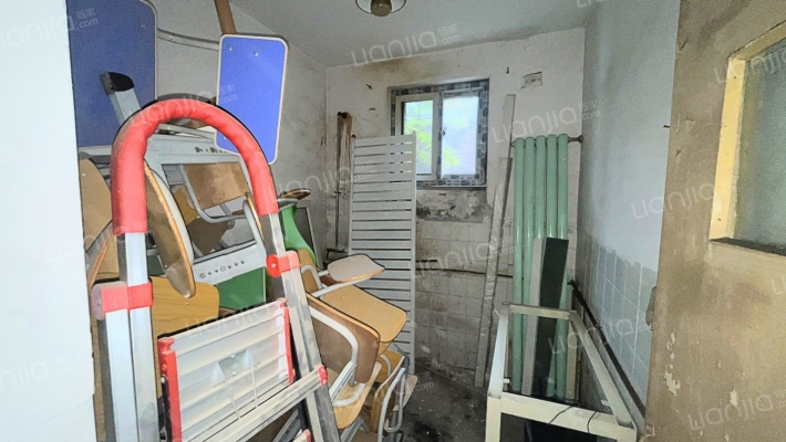 房子满五不唯一，独门独院，二层小楼，可以过户-卫生间A