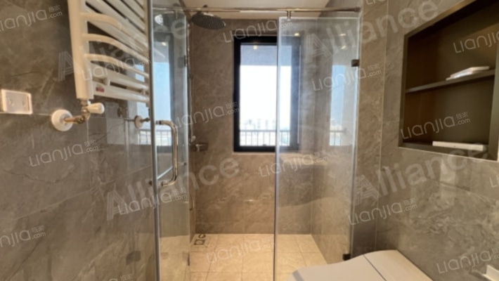 精装修带车位 集中供暖高新区 采光好-淋浴间