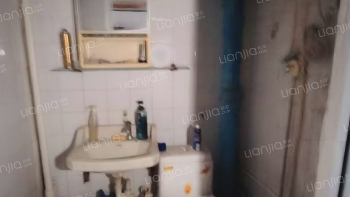 业主急售，价格可刀，南北通透带阳台，皇金楼层-卫生间