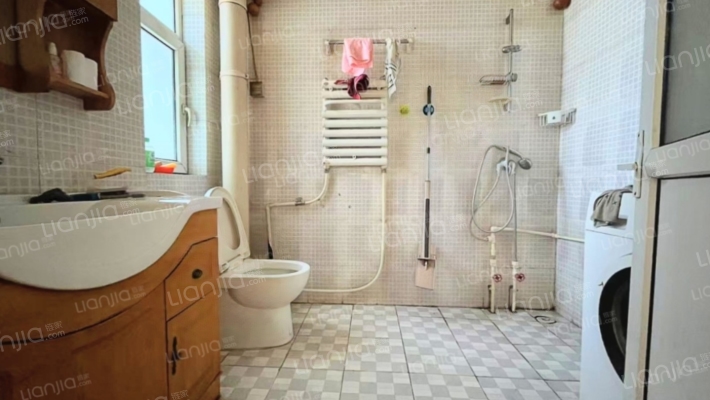 德新公园旁，精装修三居室，适合一家三代人居住。-卫生间