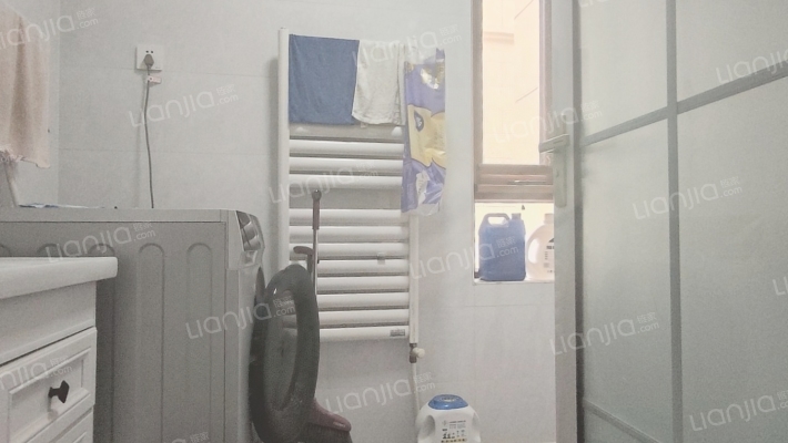 南北通透大三居，户型方正，采光好。-卫生间A