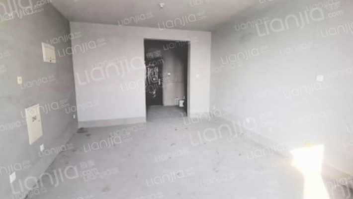 此房房本在手 低楼层 但采光没问题-卧室