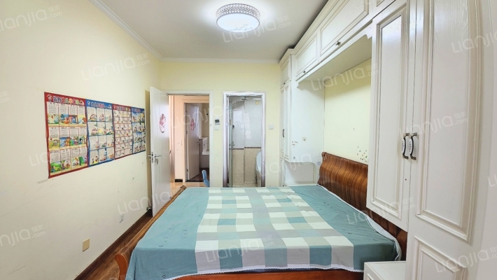 近火车站，出门就是菜市场，南北通透三居室，靠谱卖-卧室A