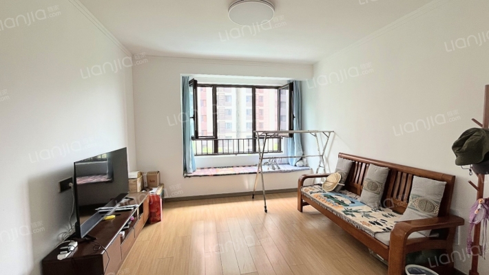 一梯两户，高铁板块，南北通透两居室，厅卧朝南-客厅