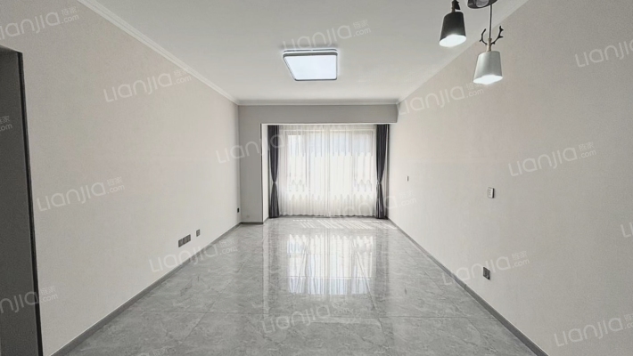 此房属于70年产权住宅，民水民电，-客厅