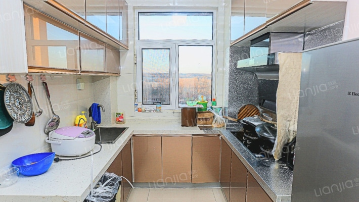 电梯8楼 单价低 精装修 经典三室 可以贷款-厨房