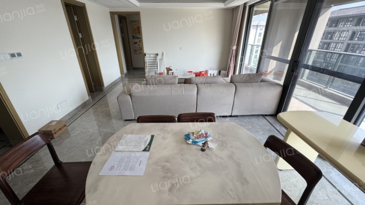 绿城蓝湾小镇·紫荆苑二手房实景图