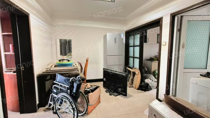 低楼层，南北通透，明厨明卫，车位充足-餐厅