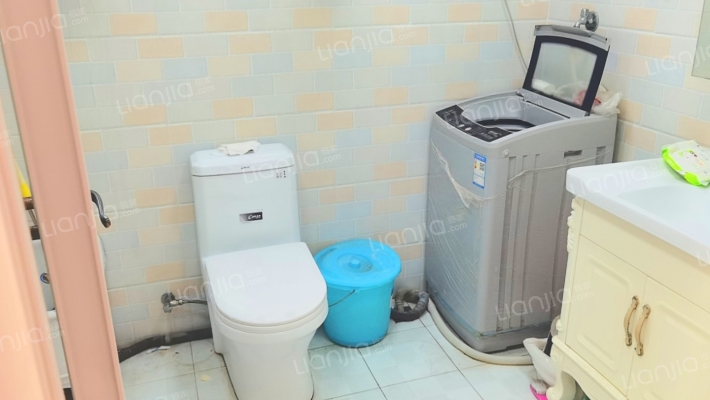 水岸花城小区精装修两居室，全阳户型，大社区集体供暖-卫生间