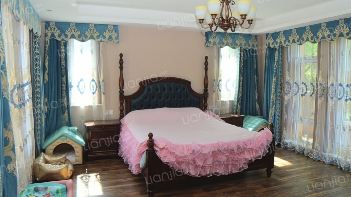 业主急售 爱丁堡 院子120平 南入户 上下三层 房本满2-卧室C