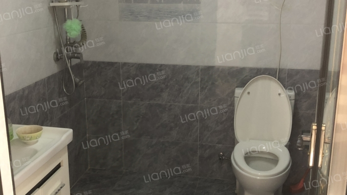 此房四中片区，朝南的户型已经装修，楼层好，视野好-卫生间