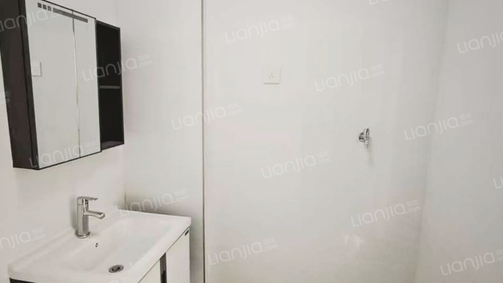 北京界三利中和城大两居精装，小区位置好门口838车站-卫生间