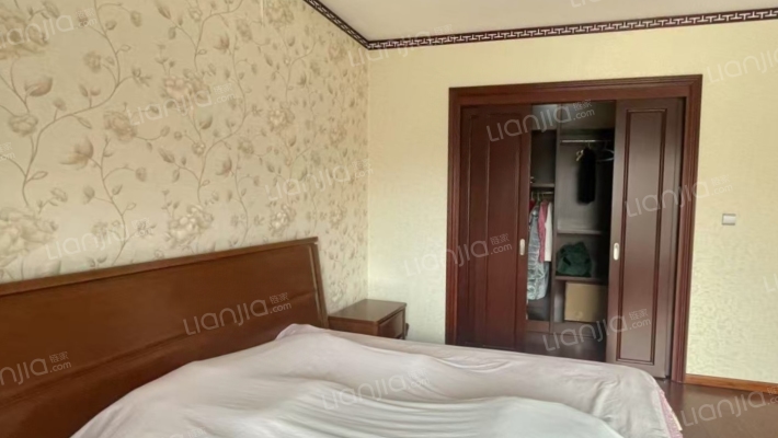 此房精装修，北京院子只有一栋精装.自住的独栋别墅。-卧室C