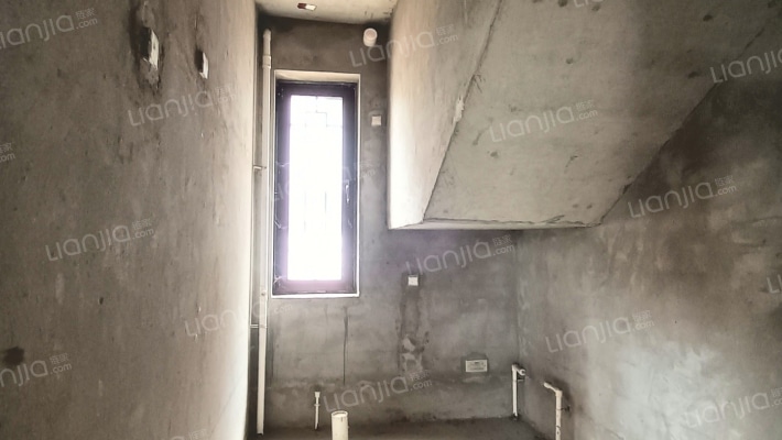 独栋大别墅，大院子，大产权。绿植覆盖率很好-卫生间C