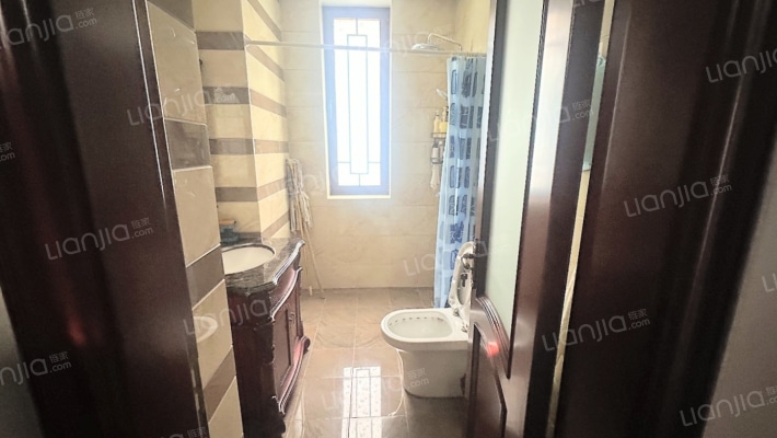 此房精装修，北京院子只有一栋精装.自住的独栋别墅。-卫生间C