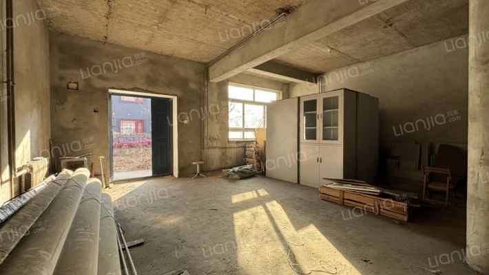 华阳别墅小区是独栋的，带一个小院，小区环境优美-客厅A