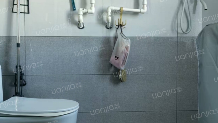 精装修小两居，业主23年新装修的，拎包入住。-卫生间