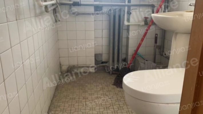 东西通透两居室，户型方正，简单装修-卫生间