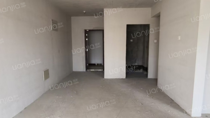 急售价三利C区朝南两居，满二，价格可议。-餐厅