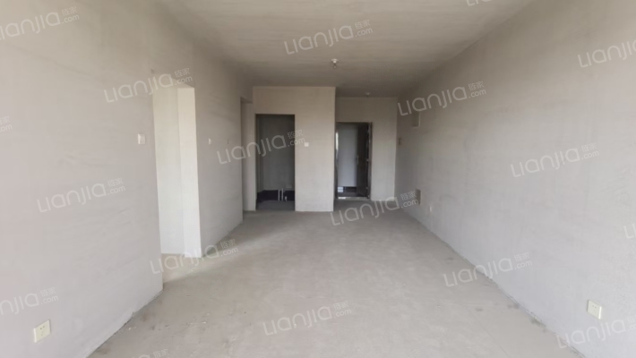 急售三利C区朝南两居，毛坯满二，价格33万可小叨。-餐厅