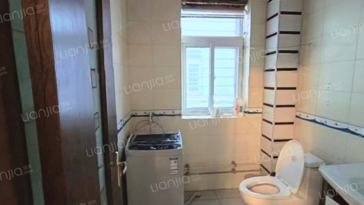 房子南北通透三居，中间楼层，双卫，精装-卫生间B